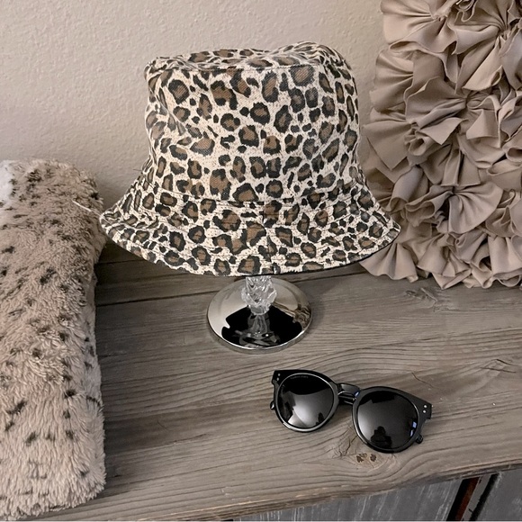 Thomas James Black Frame Sunglasses & Cheetah Print/Black Reversible Bucket Hat - Picture 2 of 4